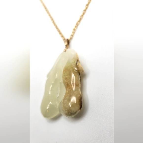 ๐ข3/$19๐ข Tan Brown Jade? Unknown Carving Necklace Gold Tone Chain - Picture 2 of 6